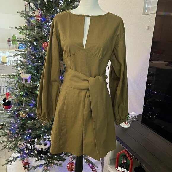 REVEUSE LONG SLEEVE DRESS WITH FRONT KEYHOLE IN ARMY GREEN SIZE MED - NWOT (367) - Picture 3 of 4